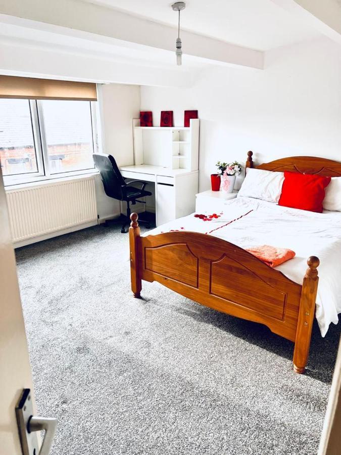 Private Room Close To Leeds University And City Centre Екстериор снимка